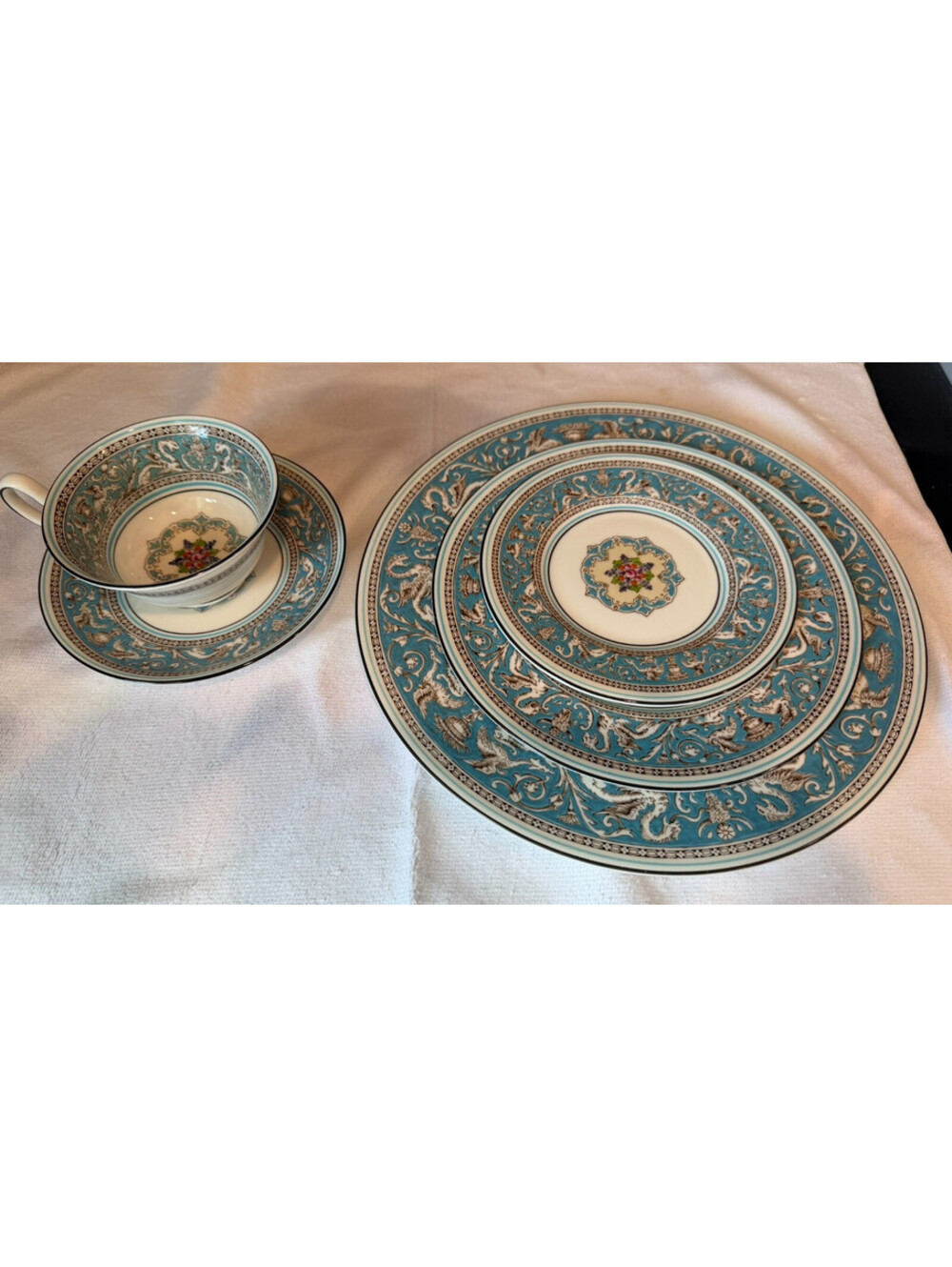 Wedgwood FLORENTINE TURQUOISE (W2714) 5 Piece Place Setting(s)  EUC Condition